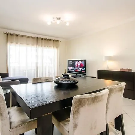 Beautiful 2 Bed With Pool Near Da Rocha